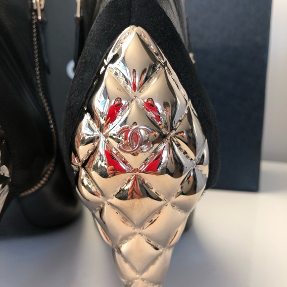 CHANEL calfskin leather booties with gold heel - Picture 3 of 8